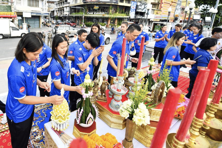 ตบสาวไทย สักการะย่าโม