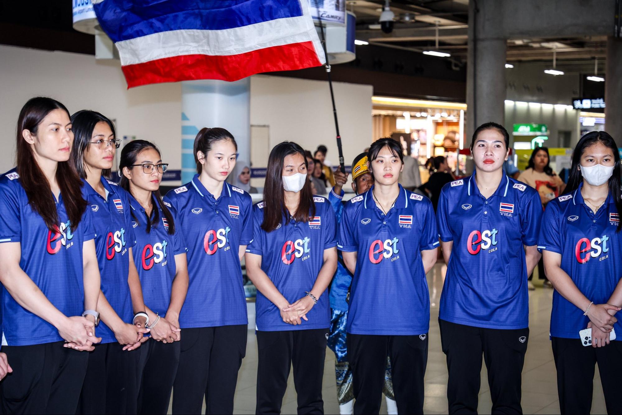 ตบสาวไทย เดินทางถึงไทย - โค้ชอ๊อต เผยเจ็บอื้อต้องแบ่งทีมเล่นซี วี ลีก ชิงแชมป์โลก
